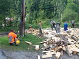 Pílenie dreva pre obecný úrad